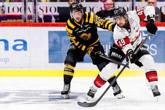 Skellefteås Mikkel Aagaard och Malmö Redhawks Seth Barton