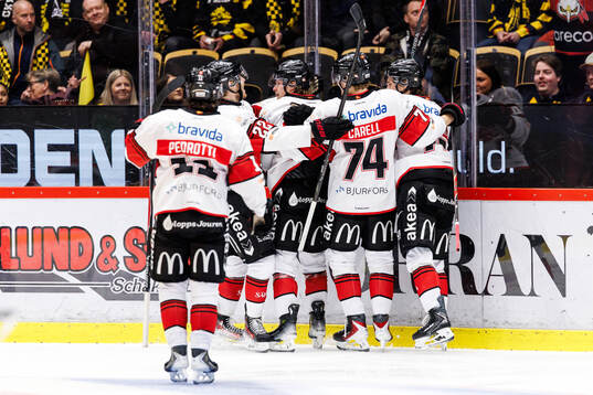 Malmö Redhawks Lauri Pajuniemi jublar med lagkamrater