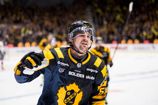 Skellefteås Emil Djuse jublar