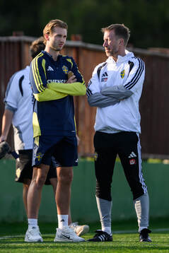 Benjamin Nygren and Head coach Graham Potter of the Swedish