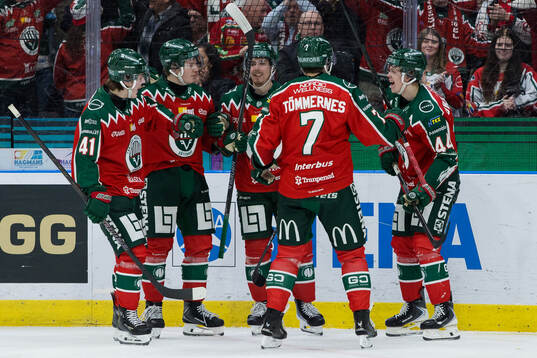 Frölundas Noah Dower Nilsson jublar med lagkamrater