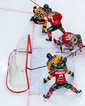 Luleås Isac Hedqvist gör 1-2 på Frölundas målvakt