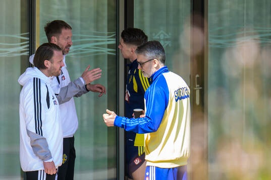 Head coach Graham Potter talks to Viktor Gyökeres of the