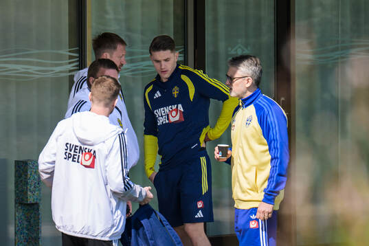 Head coach Graham Potter talks to Viktor Gyökeres of the