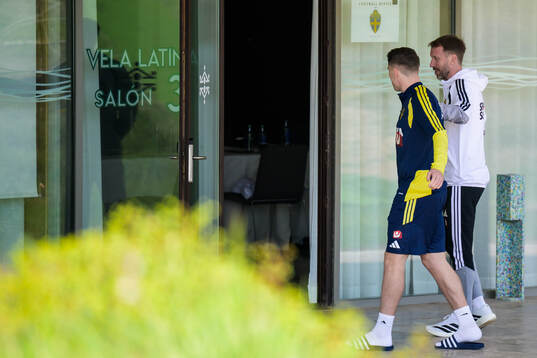 Head coach Graham Potter talks to Viktor Gyökeres of the