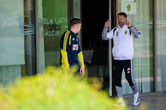 Head coach Graham Potter talks to Viktor Gyökeres of the