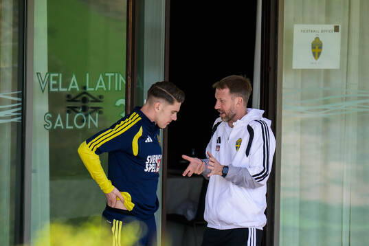Head coach Graham Potter talks to Viktor Gyökeres of the