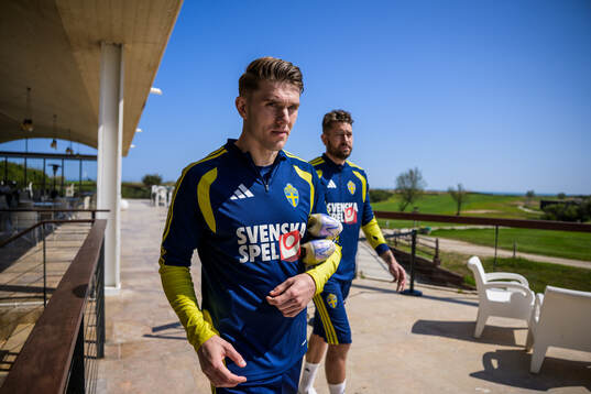 Viktor Gyökeres and goalkeeper Kristoffer Nordfeldt of the