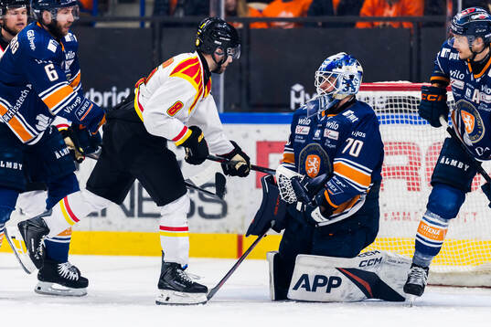 Brynäs Bobby Trivigno och Växjös målvakt Adam Åhman