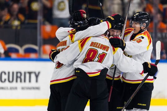 Brynäs Kieffer Bellows jublar med lagkamrater