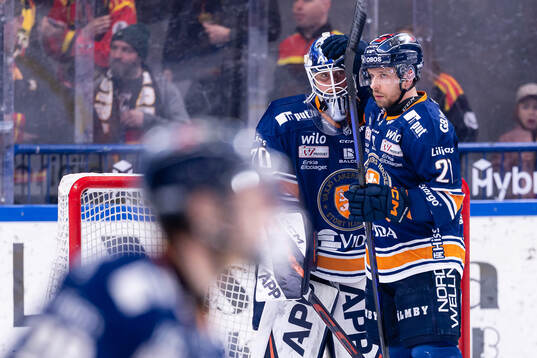 Växjös målvakt Adam Åhman och Brian Cooper jublar