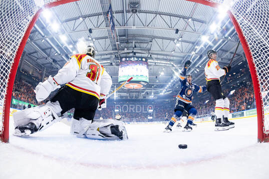 Brynäs målvakt Erik Källgren deppar och Växjös Eemeli