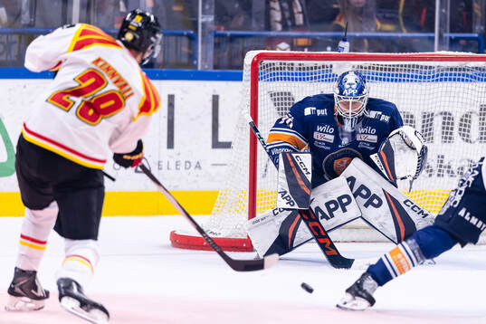 Brynäs Johannes Kinnvall och Växjös målvakt Adam Åhman