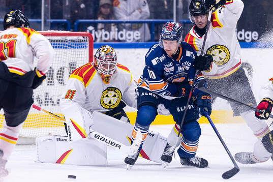 Brynäs målvakt Erik Källgren, Växjös Eemeli Suomi och