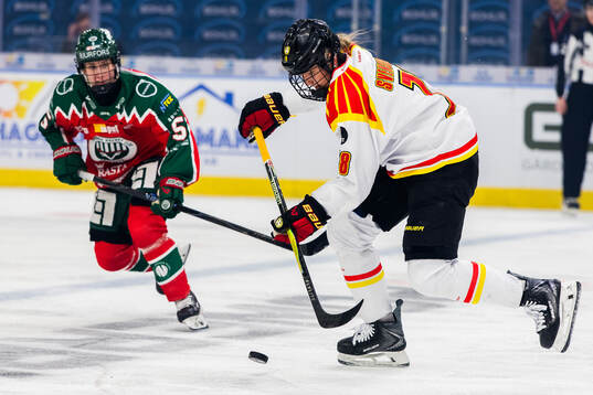 Brynäs Elin Svensson och Frölundas Nathalie Lidman