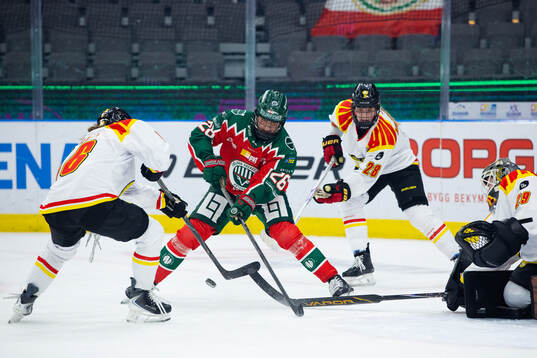 Brynäs Emma Bergesen och Frölundas Hanna Olsson