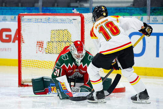 Frölundas målvakt Andrea Brändli och Brynäs Jenniina