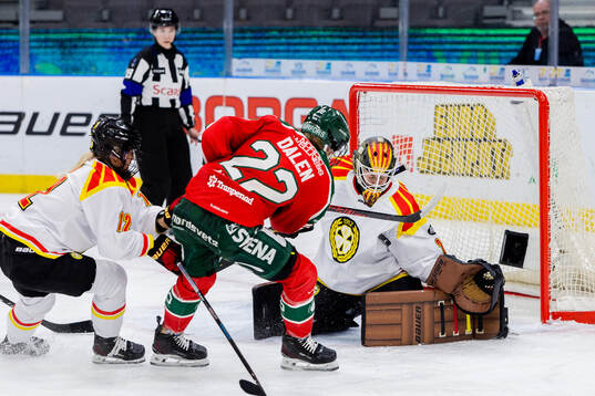 Brynäs Mina Waxin och målvakt Klara Peslarova samt