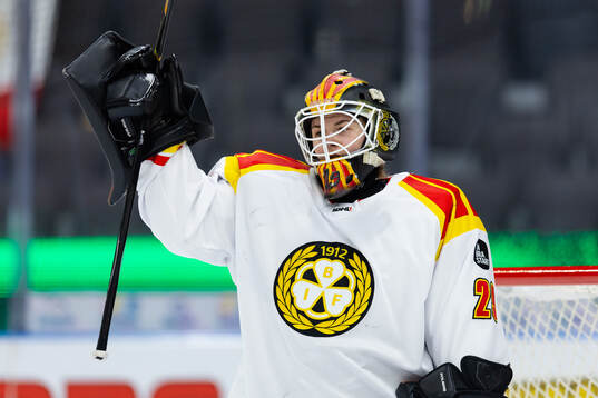 Brynäs målvakt Klara Peslarova jublar