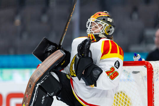 Brynäs målvakt Klara Peslarova jublar