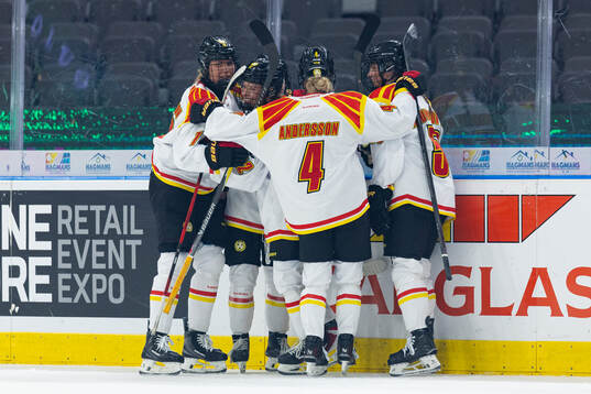 Brynäs Viivi Vainikka jublar med lagkamrater