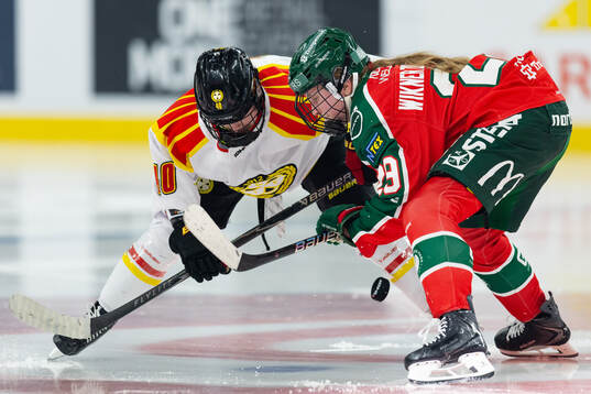 Brynäs Noora Tulus tekar mot Frölundas Felizia