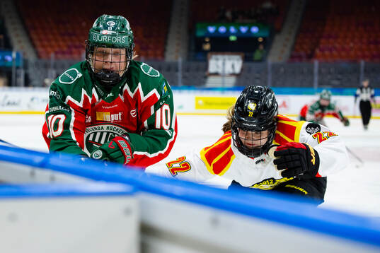 Frölundas Emilia Vesa och +Brynäs Hanna Thuvik