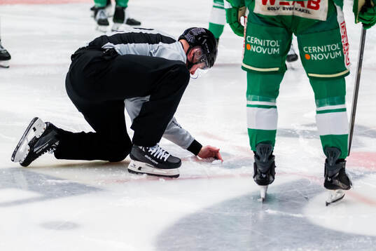 Domare korrigerar isen