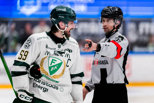 Färjestads Linus Johansson reagerar mot domaren