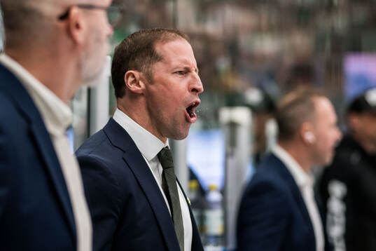 Färjestads tränare Cam Abbott reagerar