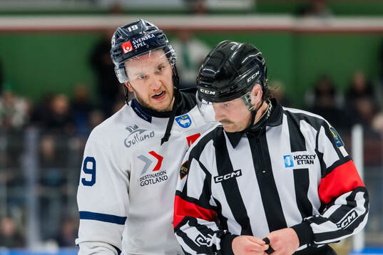 Visby Romas Hampus Engman och Domare Robin Werner