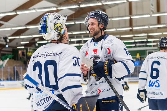 Visby Romas målvakt Scott Hector och Hampus Engman jublar