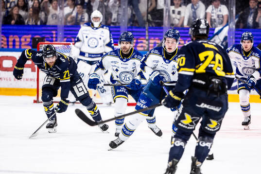 Leksands Tinus Luc Koblar och Oskar Lang och HV71s William
