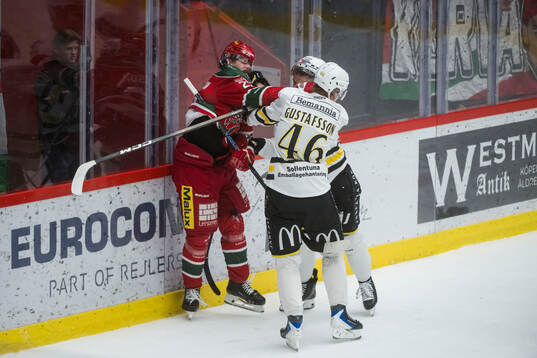 Modos Emil Larsson bråkar med AIKs Viggo Gustafsson och