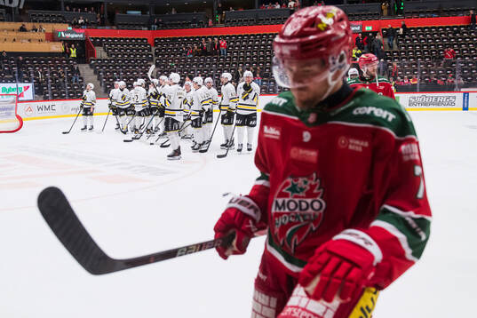AIKs spelare jublar och Modos Matthew Anderson deppar
