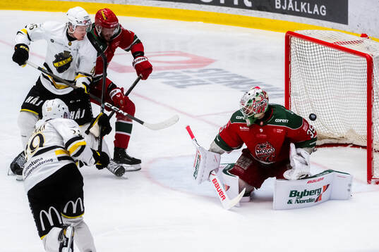 AIKs Daniel Ljungman gör 2-4 mot Modos målvakt Adam Werner
