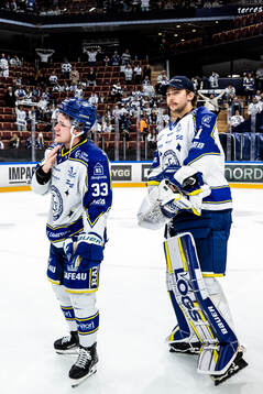 Leksands Olle Strandell och målvakt Marcus Gidlöf deppar