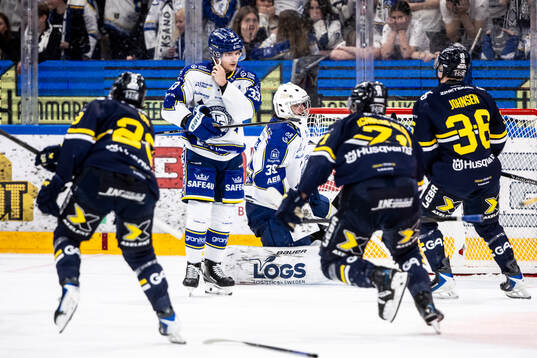 Leksands Olle Strandell och målvakt Filip Larsson deppar