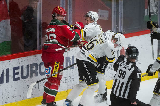 Modos Emil Larsson bråkar med AIKs Viggo Gustafsson och