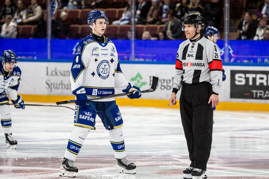 Leksands Tinus Luc Koblar och Domare Tobias Björk