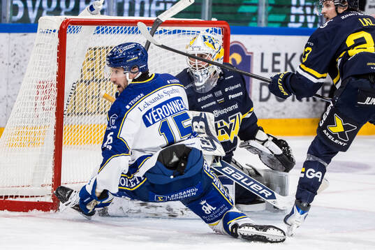 Leksands Max Veronneau och HV71s målvakt Felix Sandström
