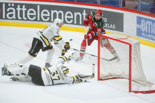 AIKs målvakt Jonas Gunnarsson med Simon Åkerström och