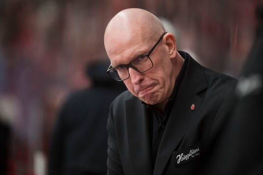Modos huvudtränare Fredrik Andersson deppar