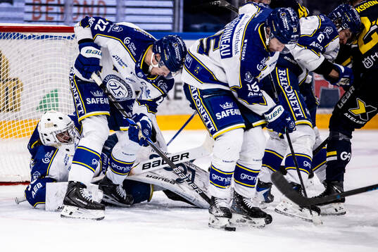 Leksands målvakt Filip Larsson och Lukas Vejdemo och Max