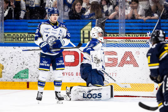 Leksands Olle Strandell och målvakt Filip Larsson deppar
