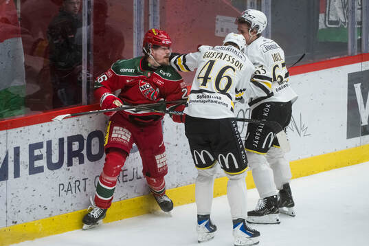 Modos Emil Larsson bråkar med AIKs Viggo Gustafsson och