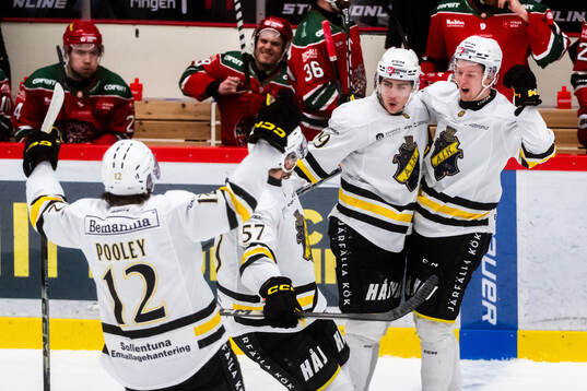 AIKs Daniel Ljungman jublar med lagkamrater