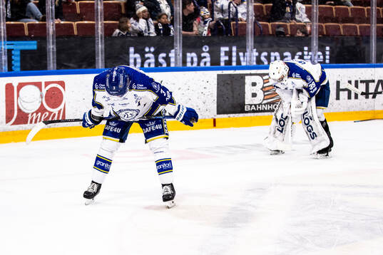 Leksands Fred Nilsson och målvakt Filip Larsson deppar