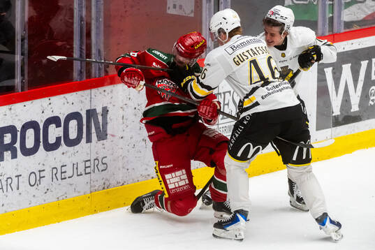 Modos Emil Larsson och AIKs Viggo Gustafsson