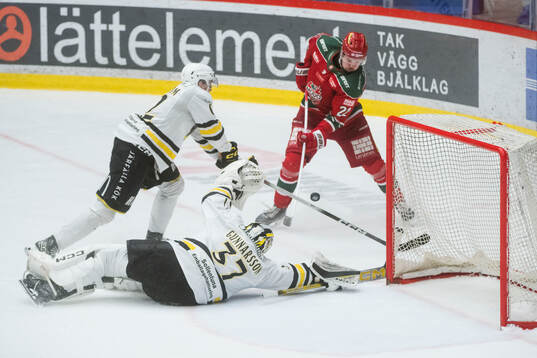 AIKs målvakt Jonas Gunnarsson  och Modos Måns Carlsson